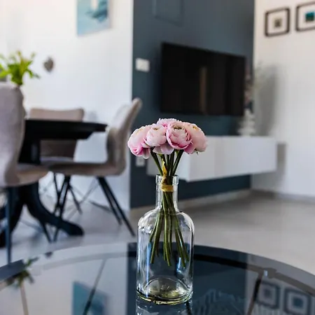 Rising Sun, Apartment *