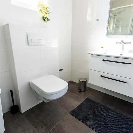 Rising Sun, Apartment *